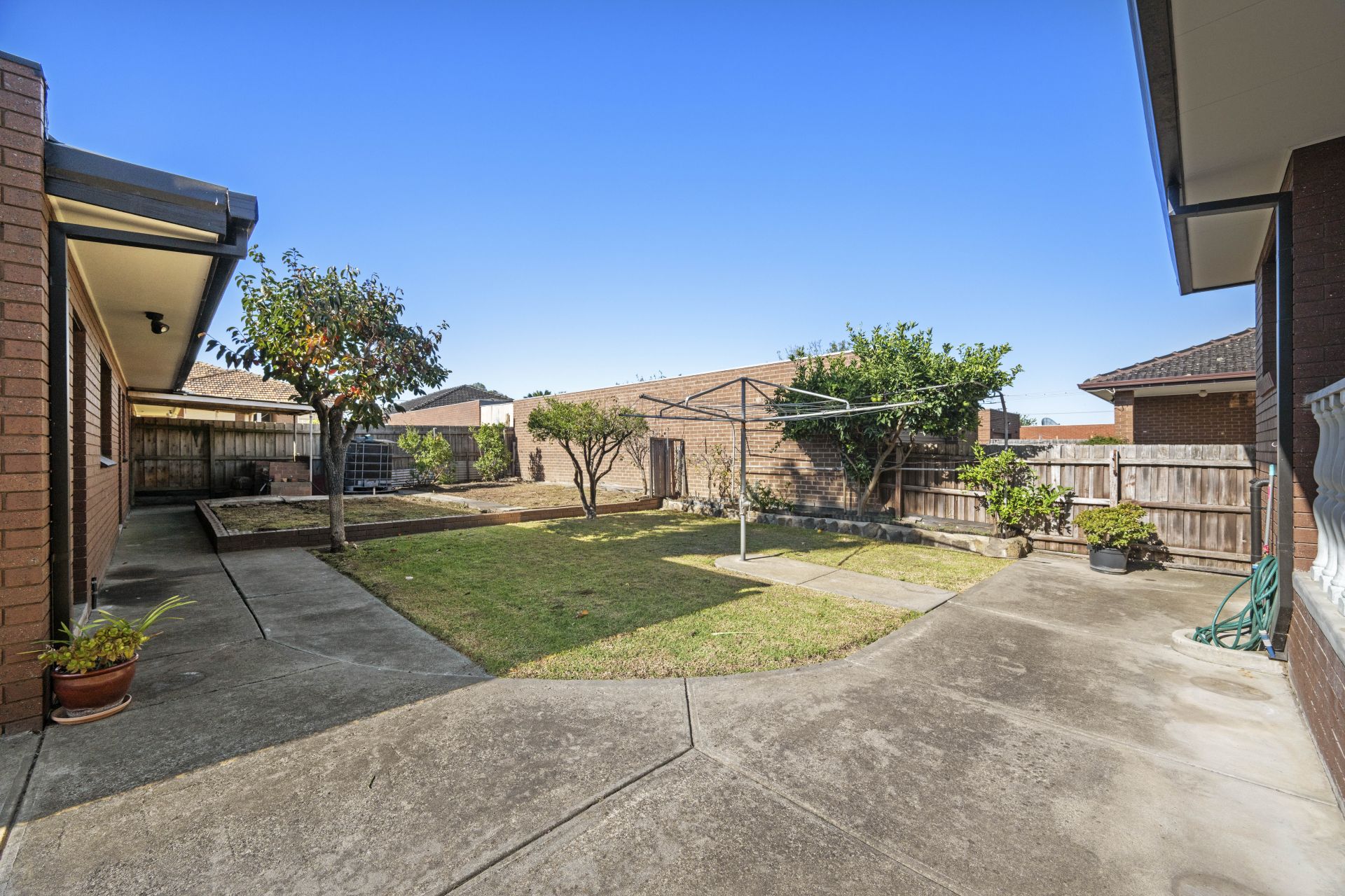 Quality Elevated Solid Home – Close To Everything