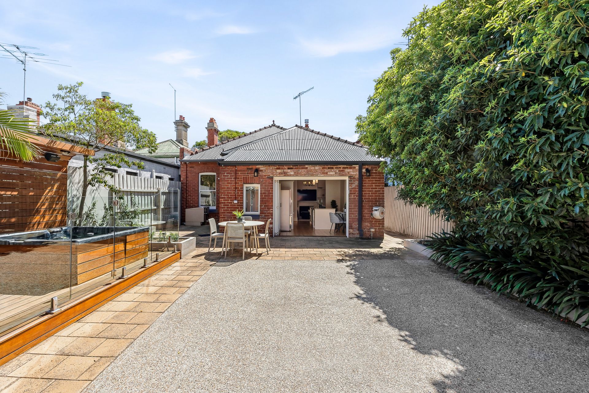 76 Upton Road, Windsor - Thumbnail 2