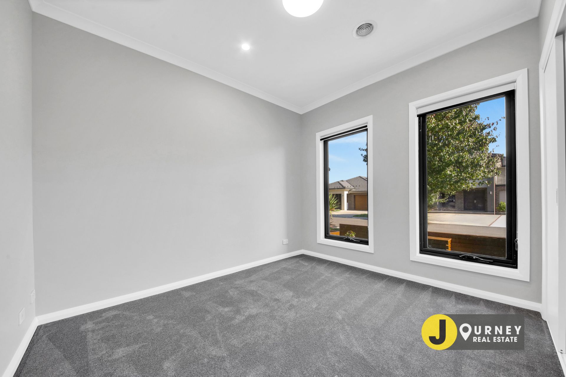 7 Jackwood Drive, Clyde North VIC, Clyde North - Thumbnail 3