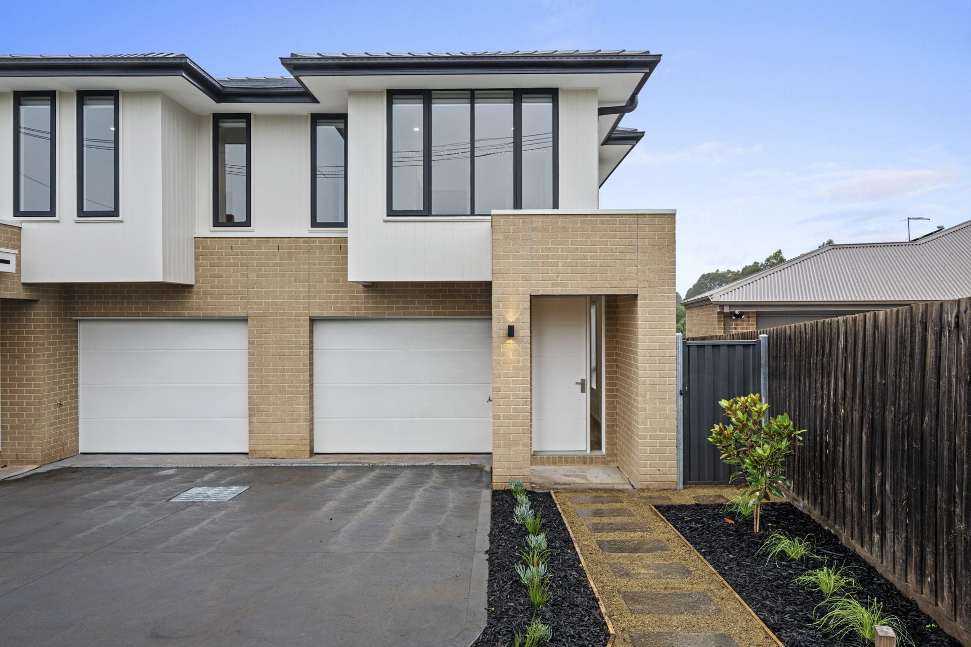 CONTEMPORARY COMFORT MEETS CONVENIENCE