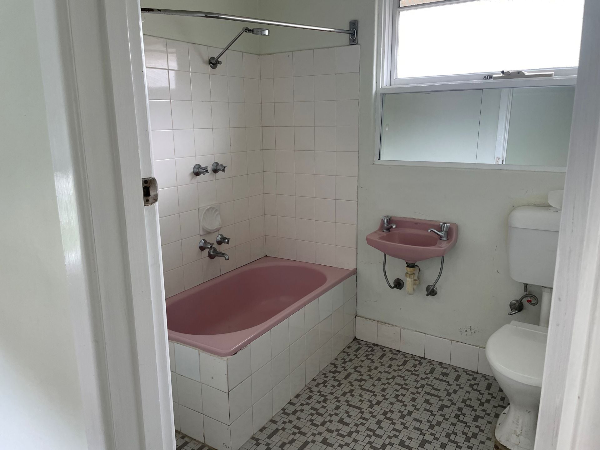One Bedroom Top-Floor Apartment in Convenient Thornbury Location!
