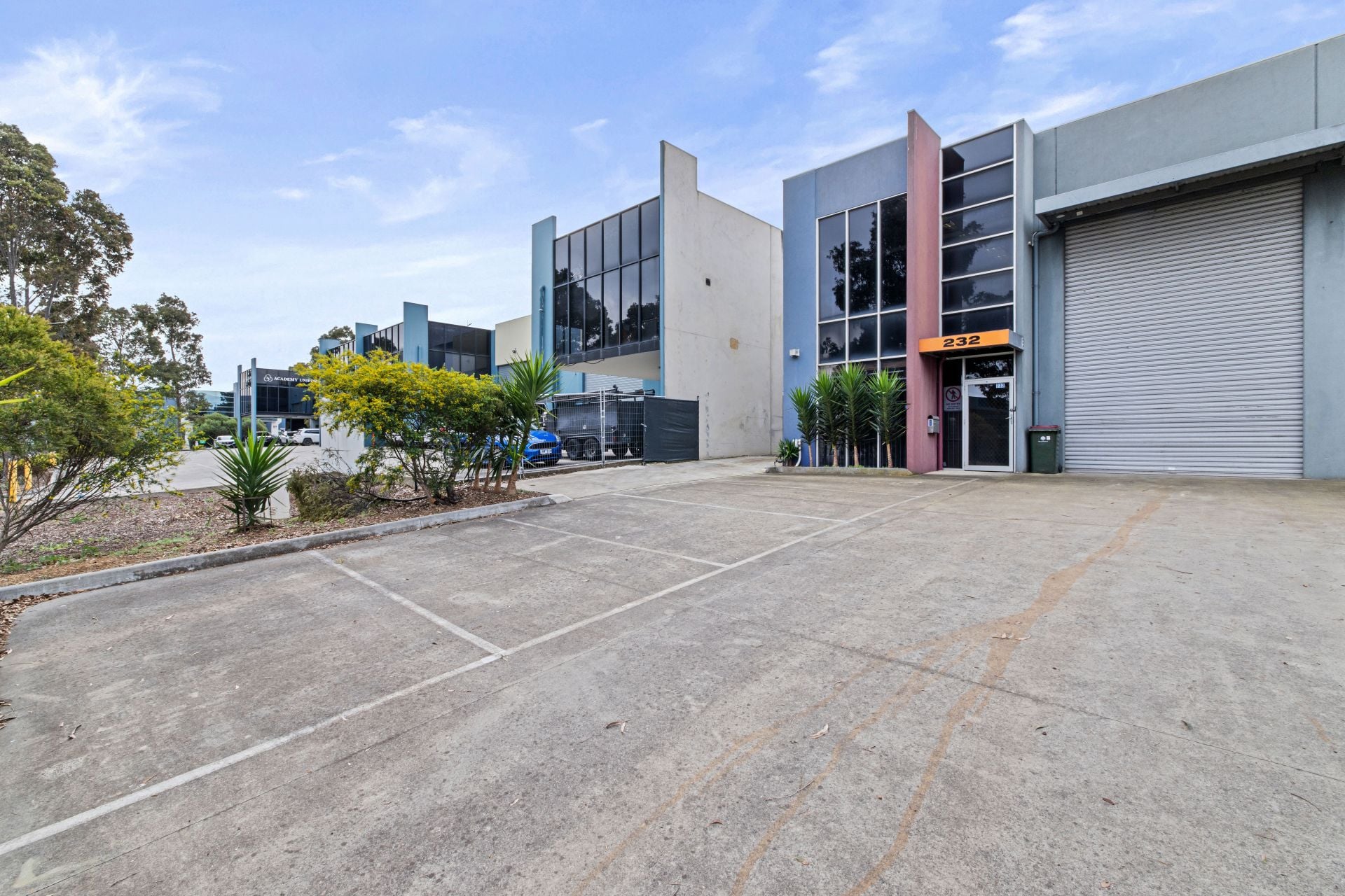 POSITION- POSITION 
WAREHOUSE + STORAGE YARD & NO GST.