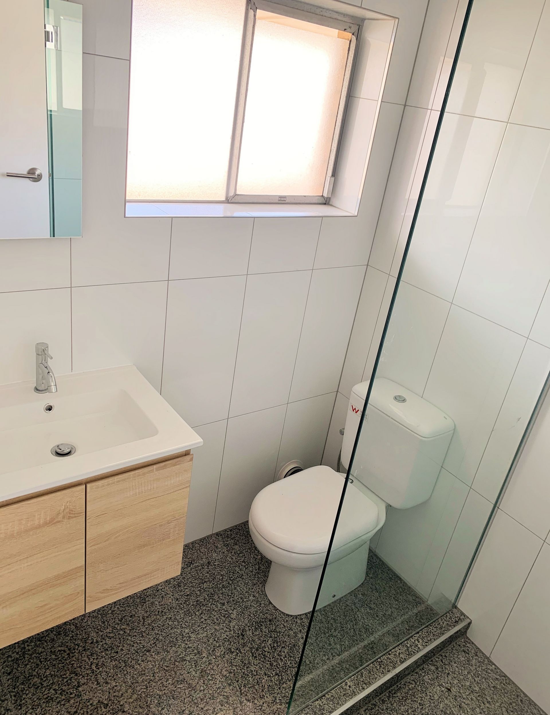 Renovated and Refreshed Apartment opposite Croxton Station