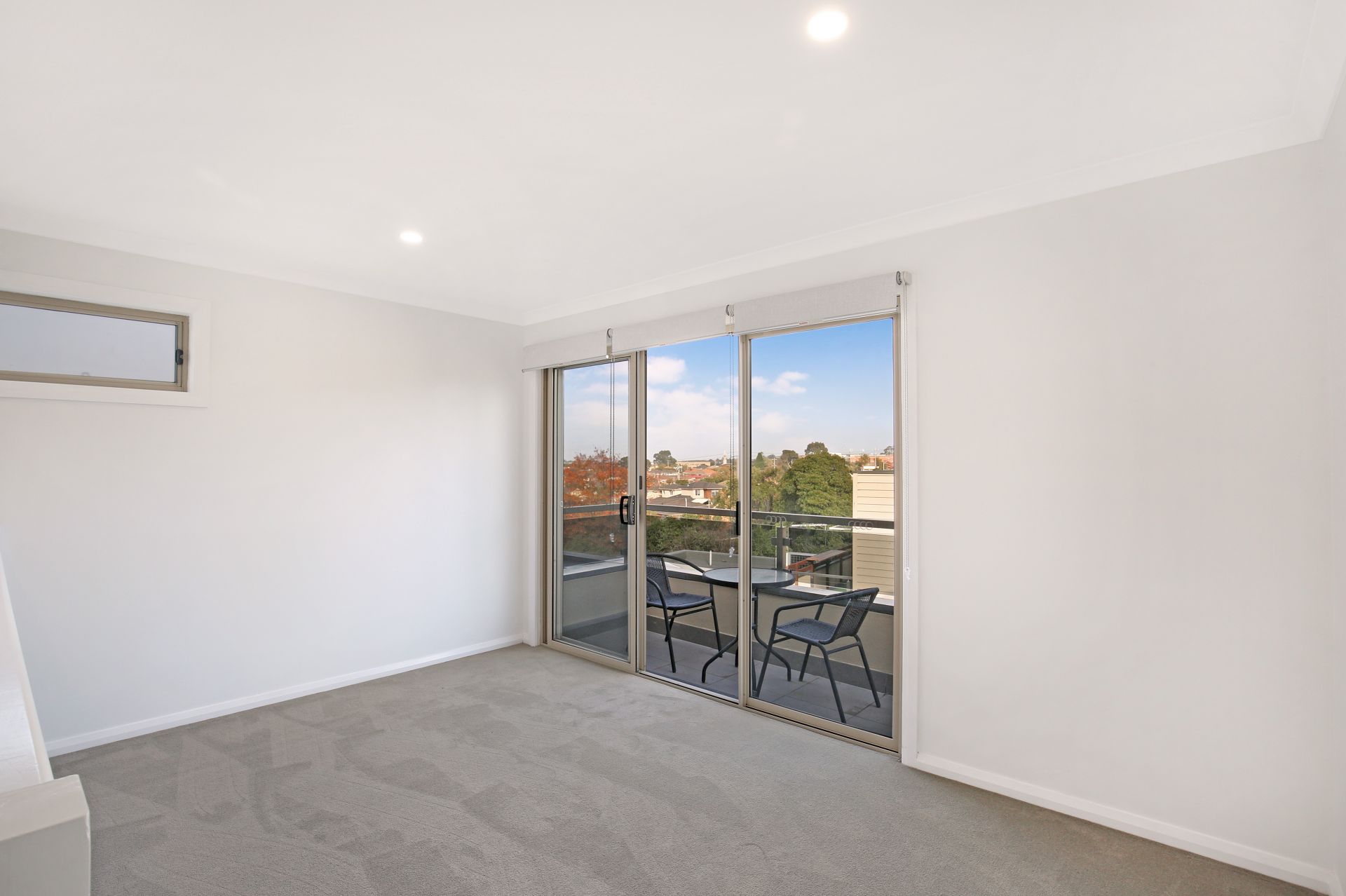 **Modern Townhouse in Great Location**