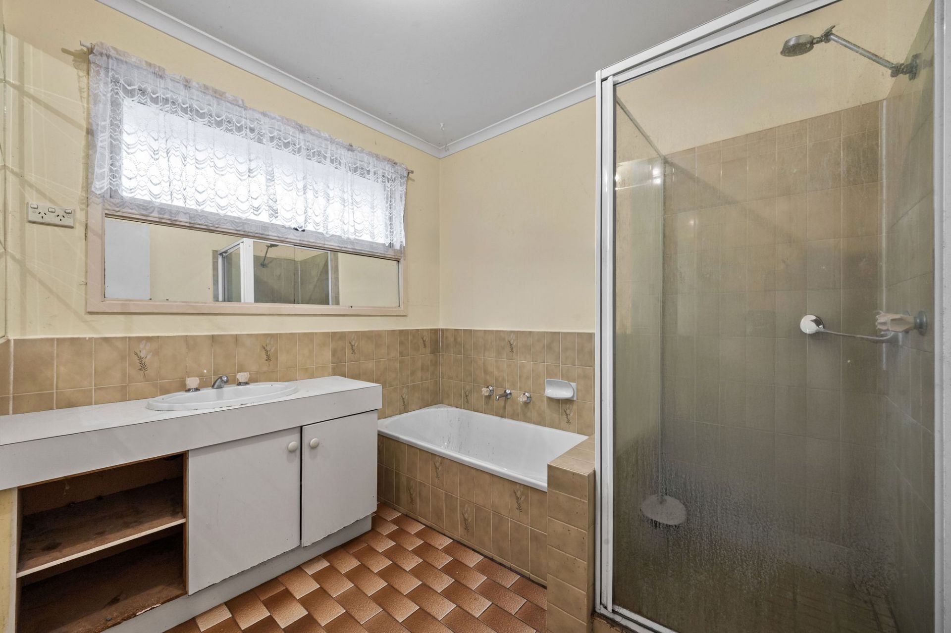 PRIME OPPORTUNITY OPPOSITE CRAIGIEBURN TRAIN STATION - 991m2  (approx) OF ENDLESS POTENTIAL