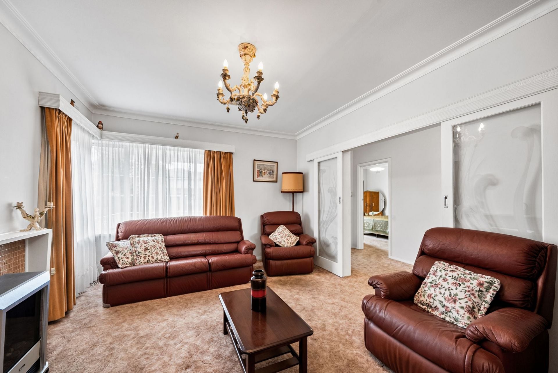 2 HOMES IN ONE ( 2 INCOMES $$$$ )
or SELF-CONTAINED IN-LAW ACCOMMODATION 
or A 5 BEDROOM HOME WITH ROOM FOR ALL