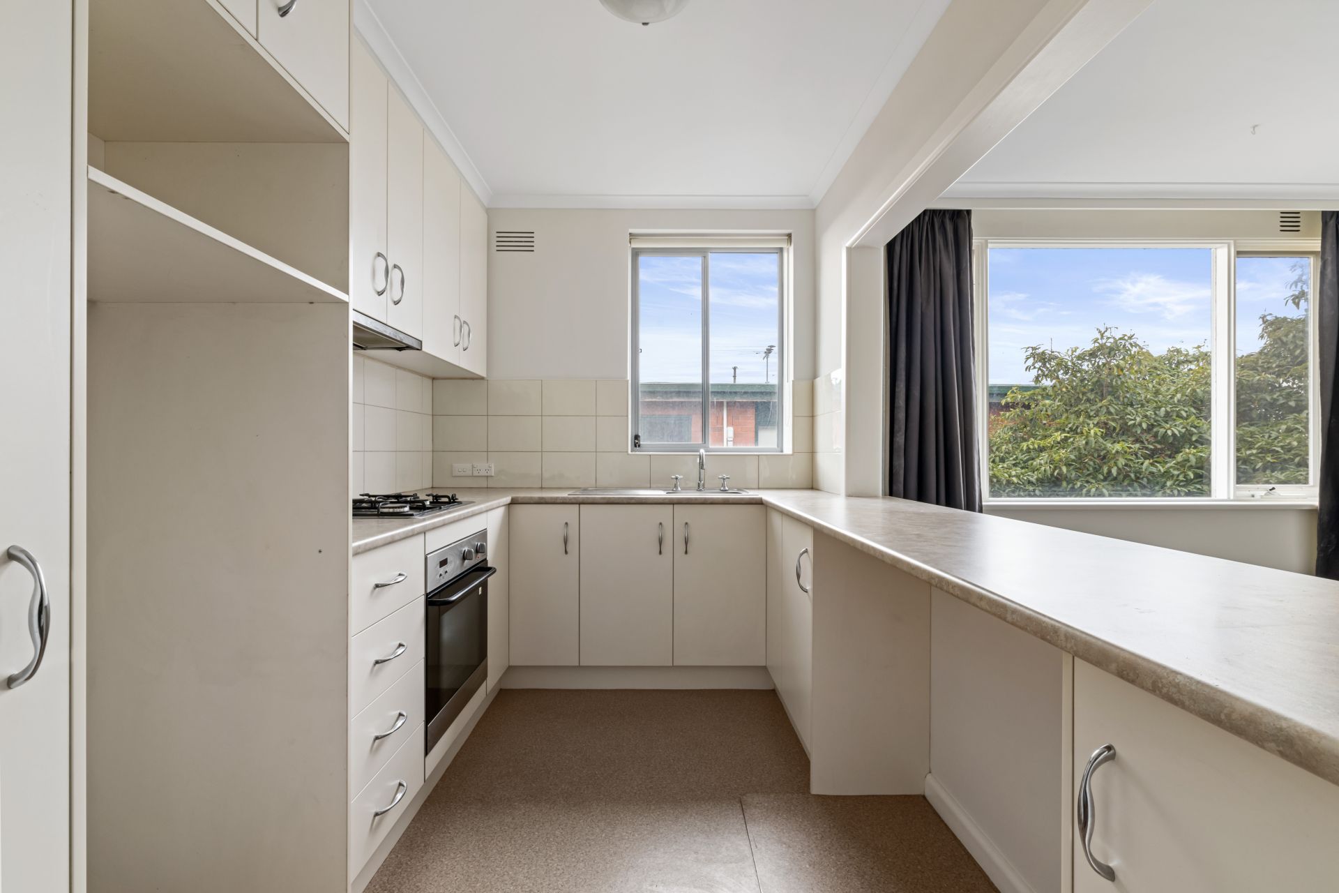 Modern Updated Apartment in a Prime Essendon Location