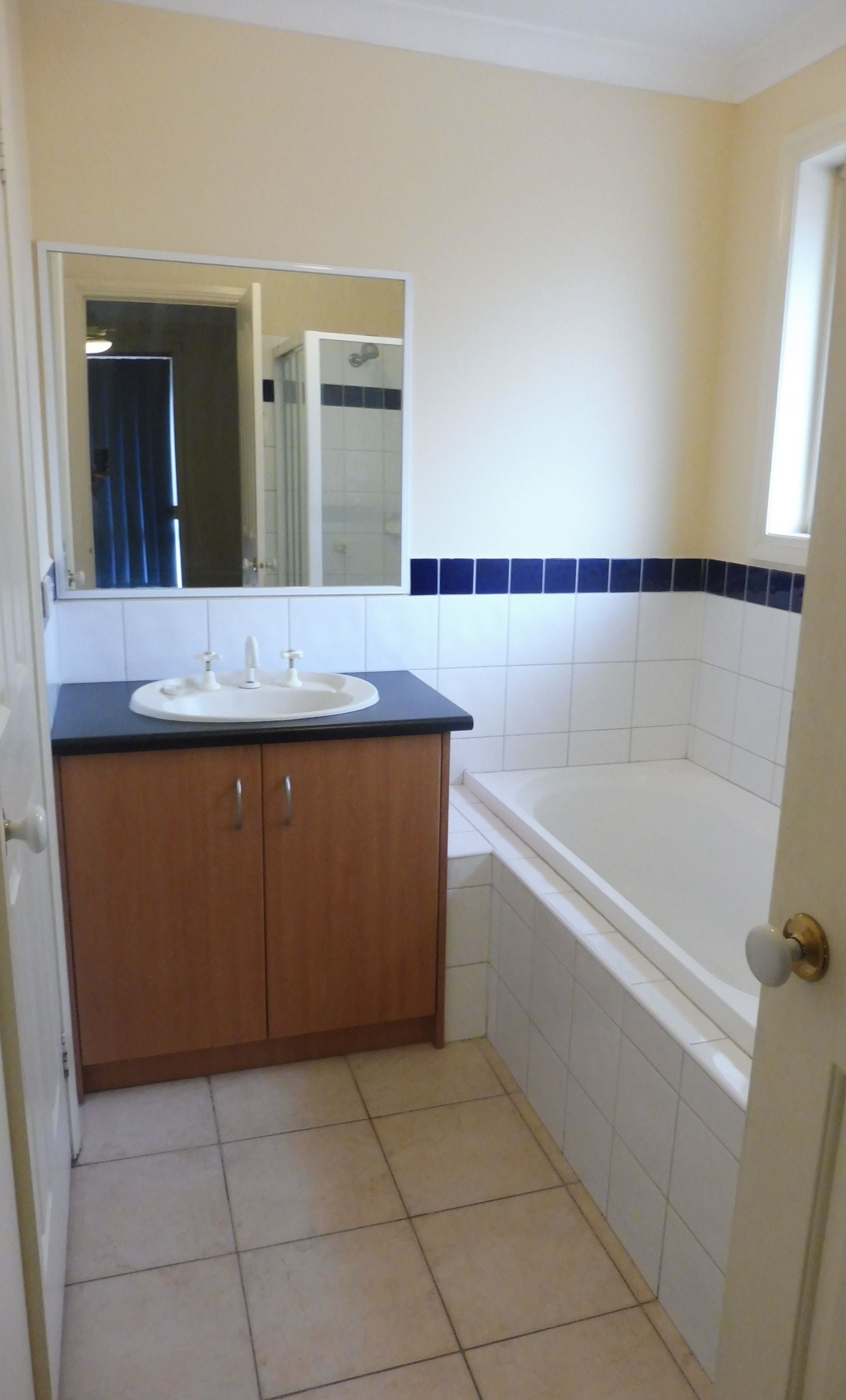 LOCATED CLOSE TO THOMASTOWN STATION