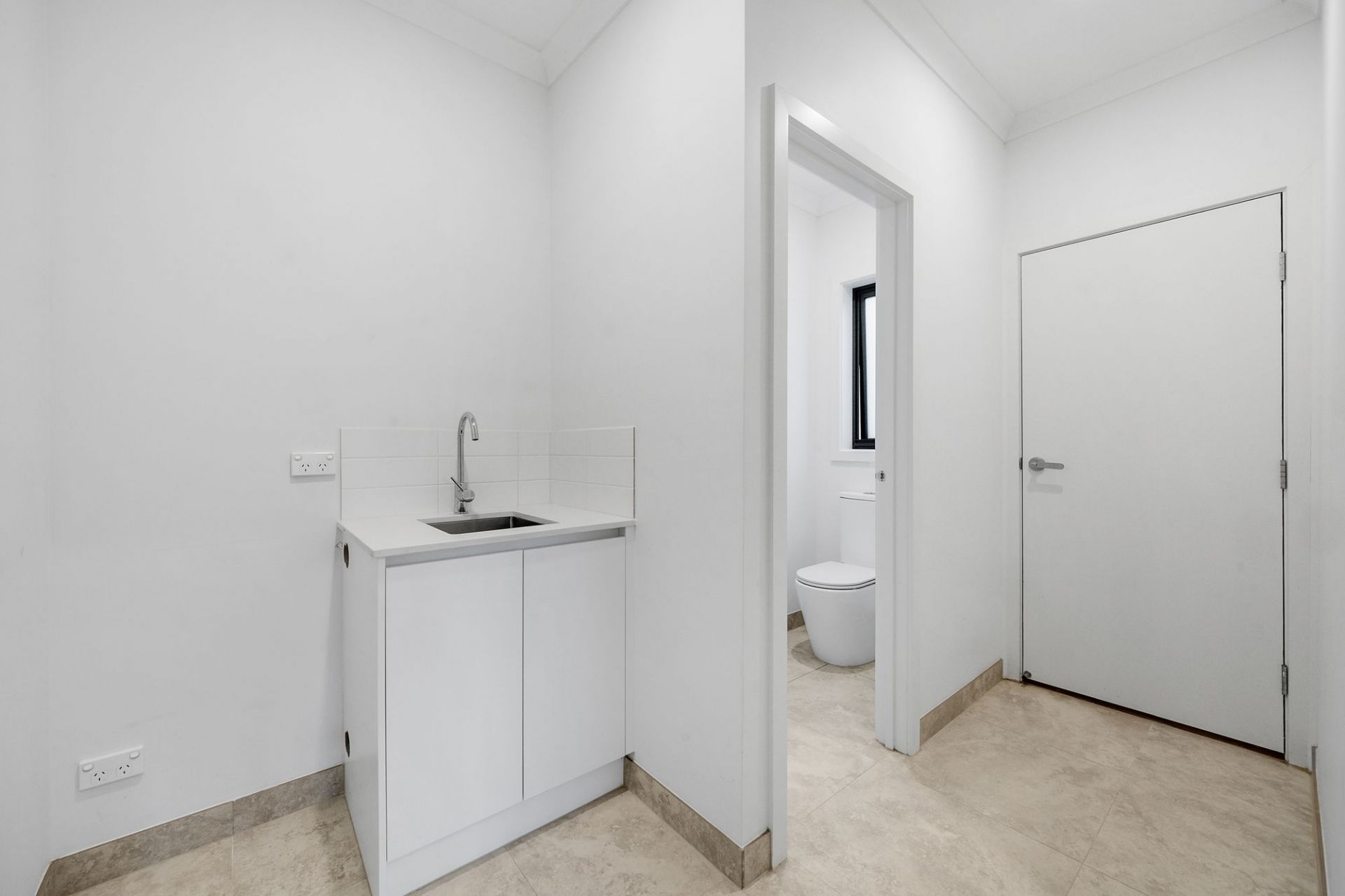 STYLISH 2 BEDDER WITH OPEN STUDY & 2 BATHROOMS