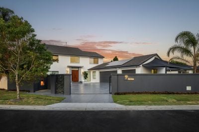 Ultimate Family Entertainer – Fully Renovated, Bridge-Free Waterfront