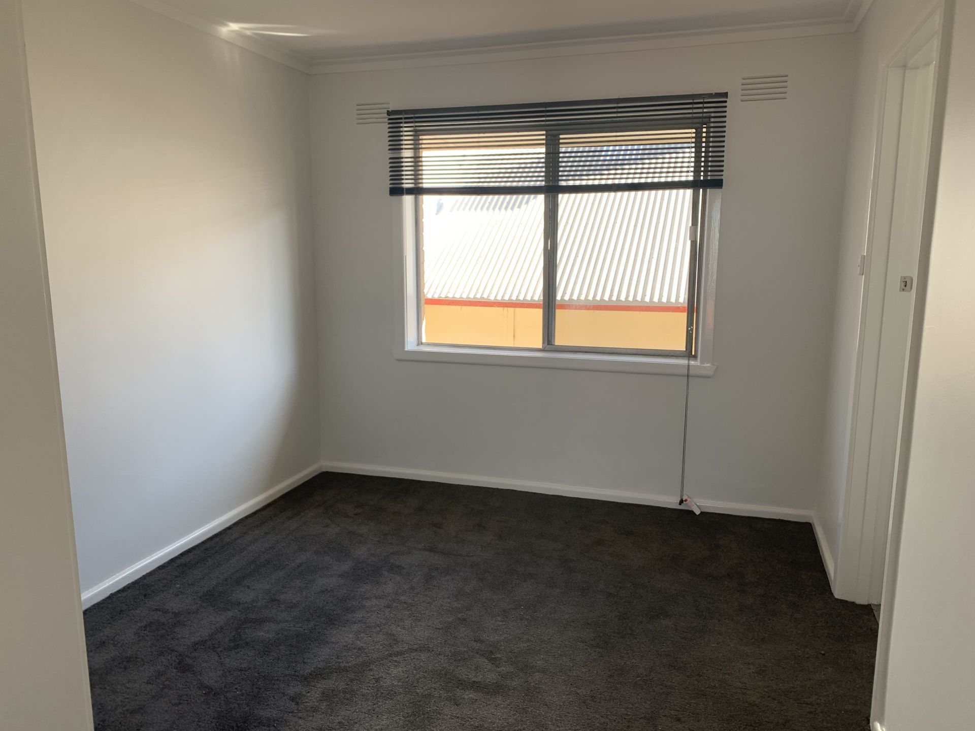 Renovated and Refreshed Apartment opposite Croxton Station