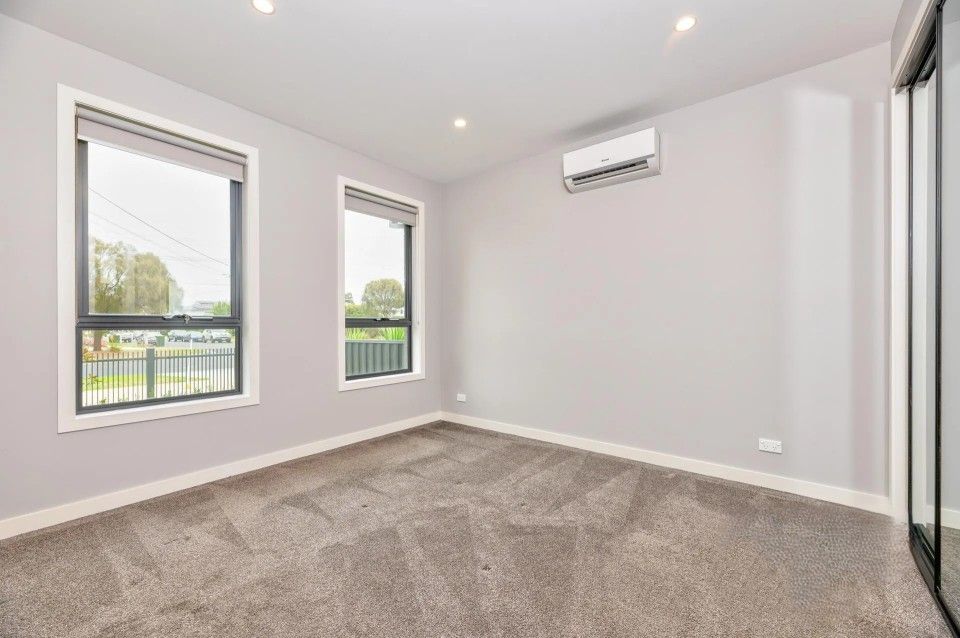 Modern & Low-Maintenance Living in a Prime Hadfield Location