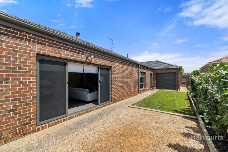 8 Mount Way, Caroline Springs