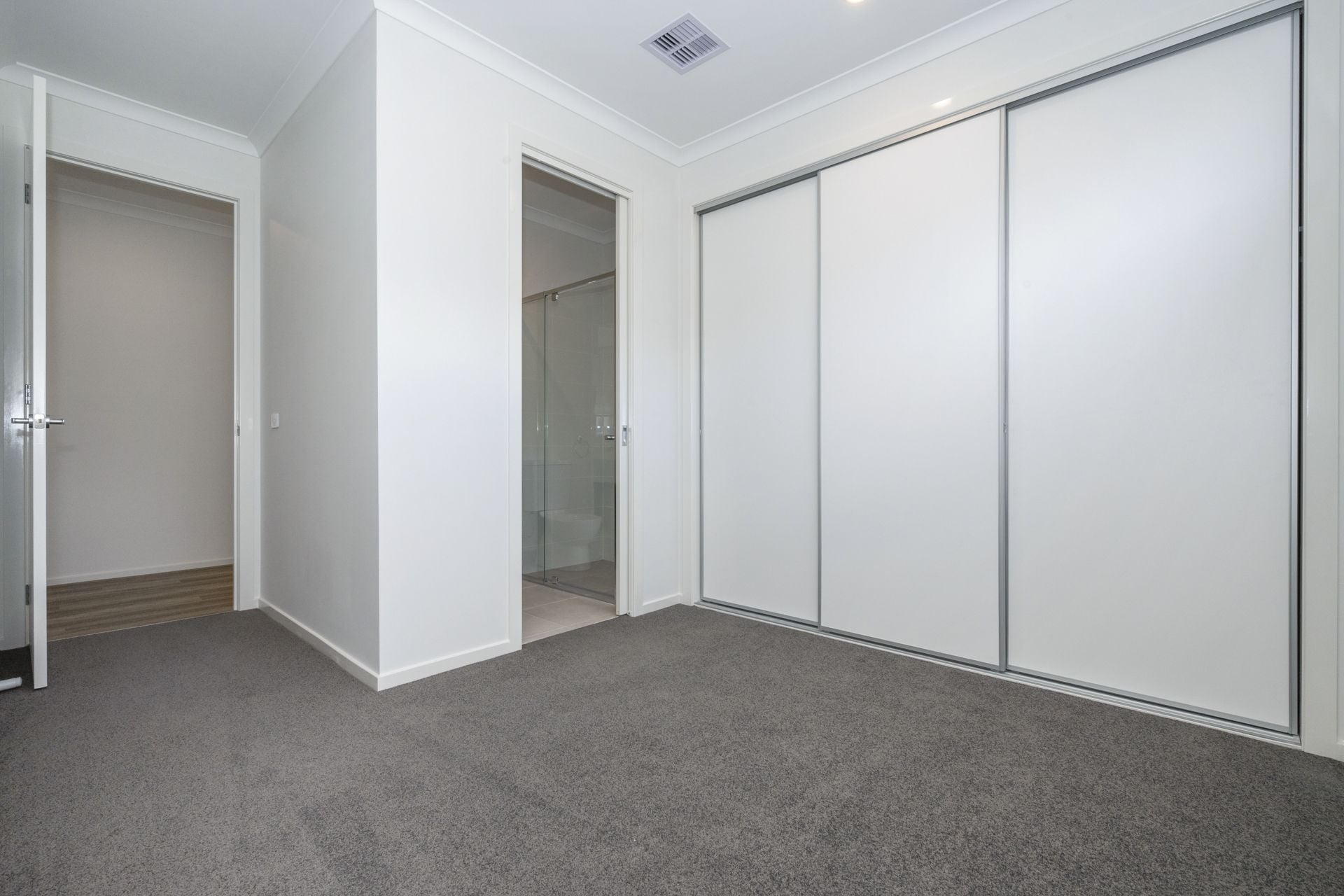 CONTEMPORARY COMFORT MEETS CONVENIENCE
