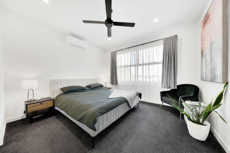 96 North Street, Hadfield