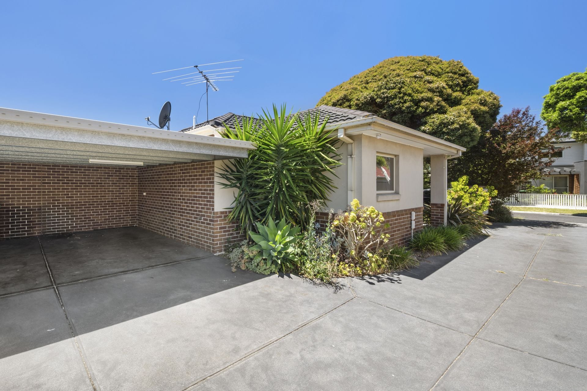 Stylish Unit In Quiet Reservoir Pocket