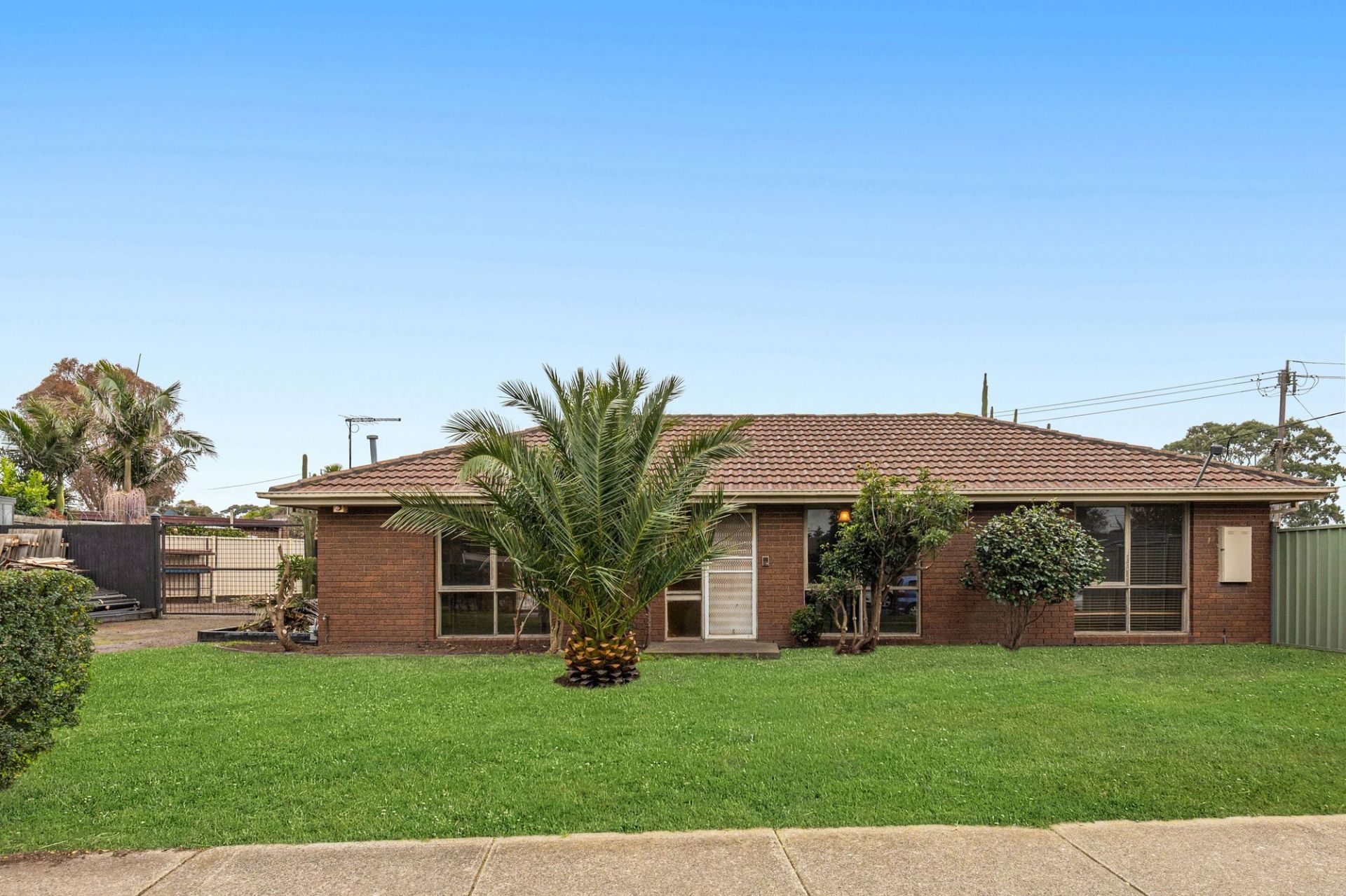 PRIME OPPORTUNITY OPPOSITE CRAIGIEBURN TRAIN STATION - 991m2  (approx) OF ENDLESS POTENTIAL