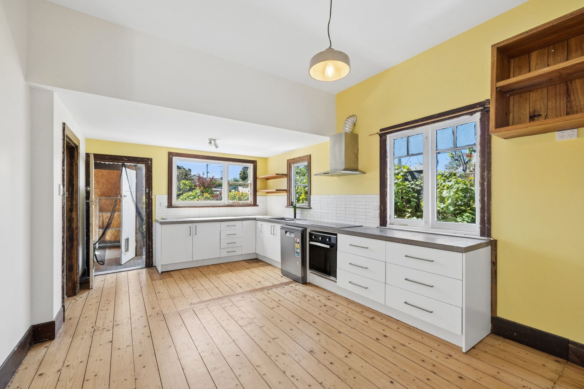 Classic Charm And Garden Space Near Regent Station
