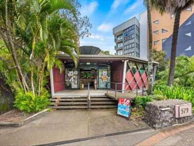 HIGHLY EXPOSED OFFICE/RETAIL/MEDICAL WITH 12 CAR PARKS!