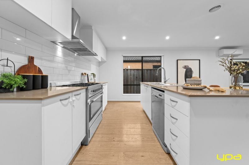 29 Elmsford Crescent Cranbourne West VIC, Cranbourne West - Thumbnail 2