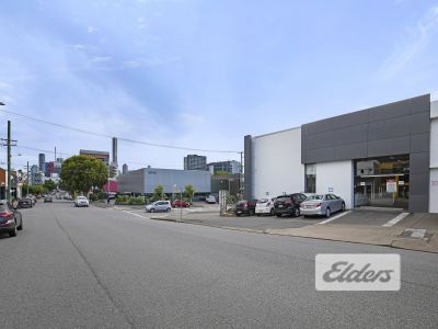 PROMINENT CORNER - OFFICE/ SHOWROOM - JAMES ST PRECINCT!