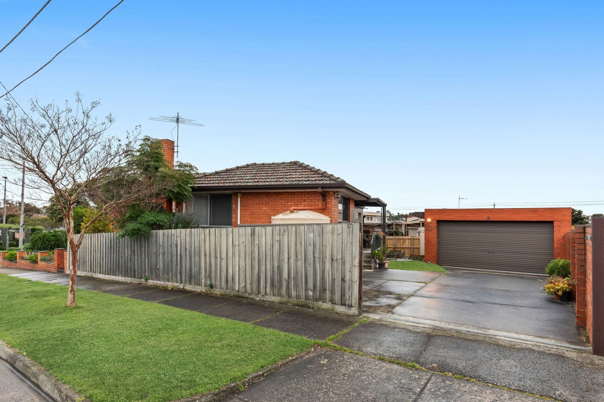 A Family Favorite ….. with 2 Garages !
