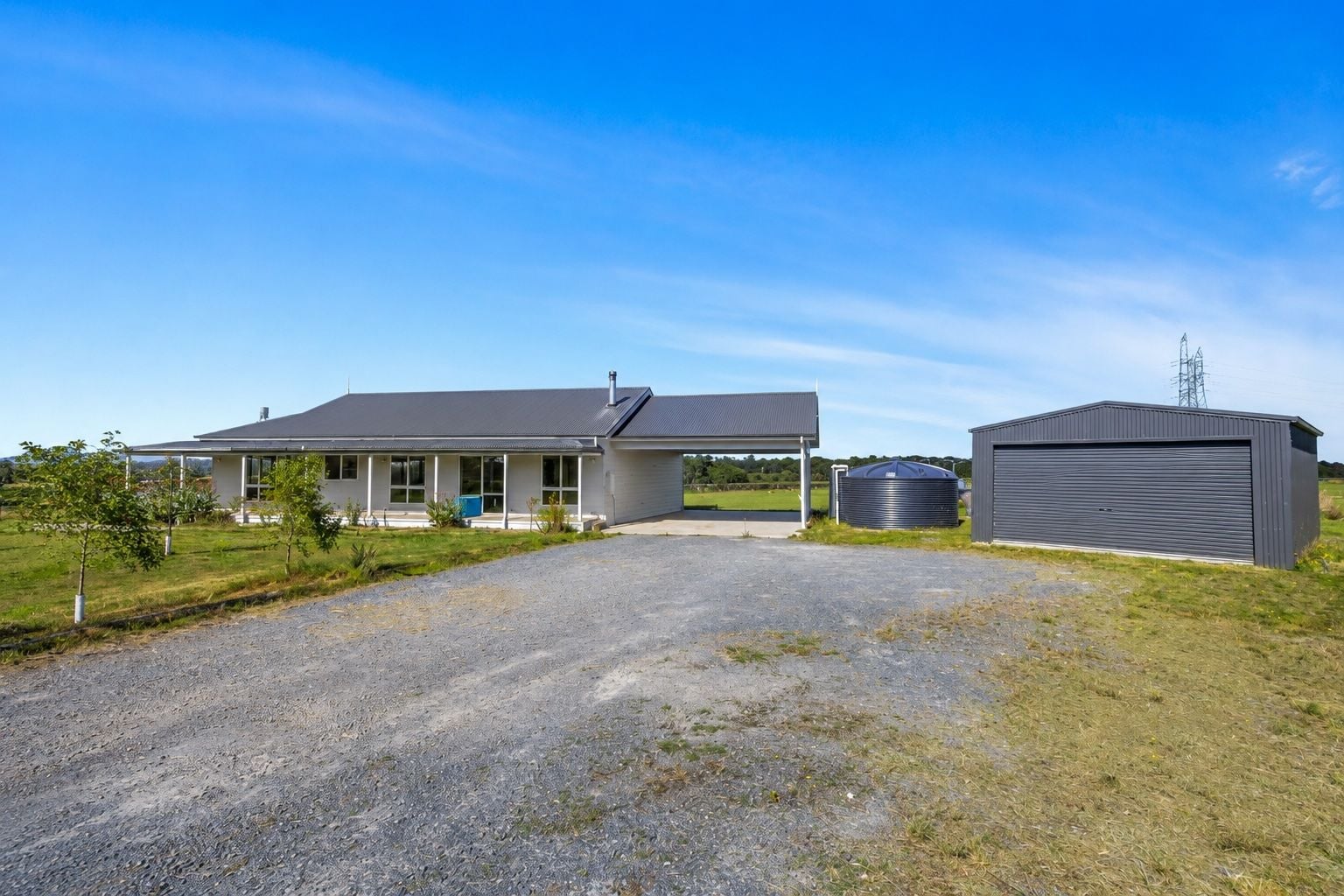2.5 Acres! 3BRS+2 Living, stunning outlook, Warrenheip - Thumbnail 4