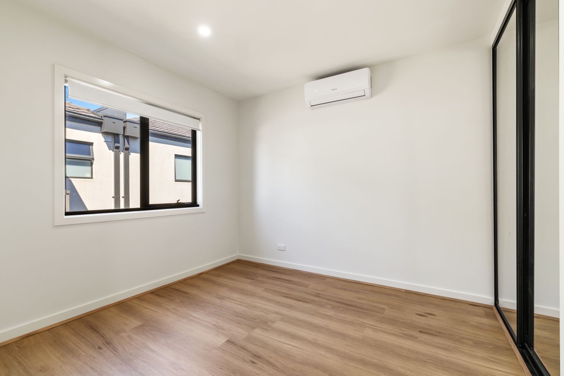 Stylish 2-Bedroom Townhouse in the Heart of Reservoir!