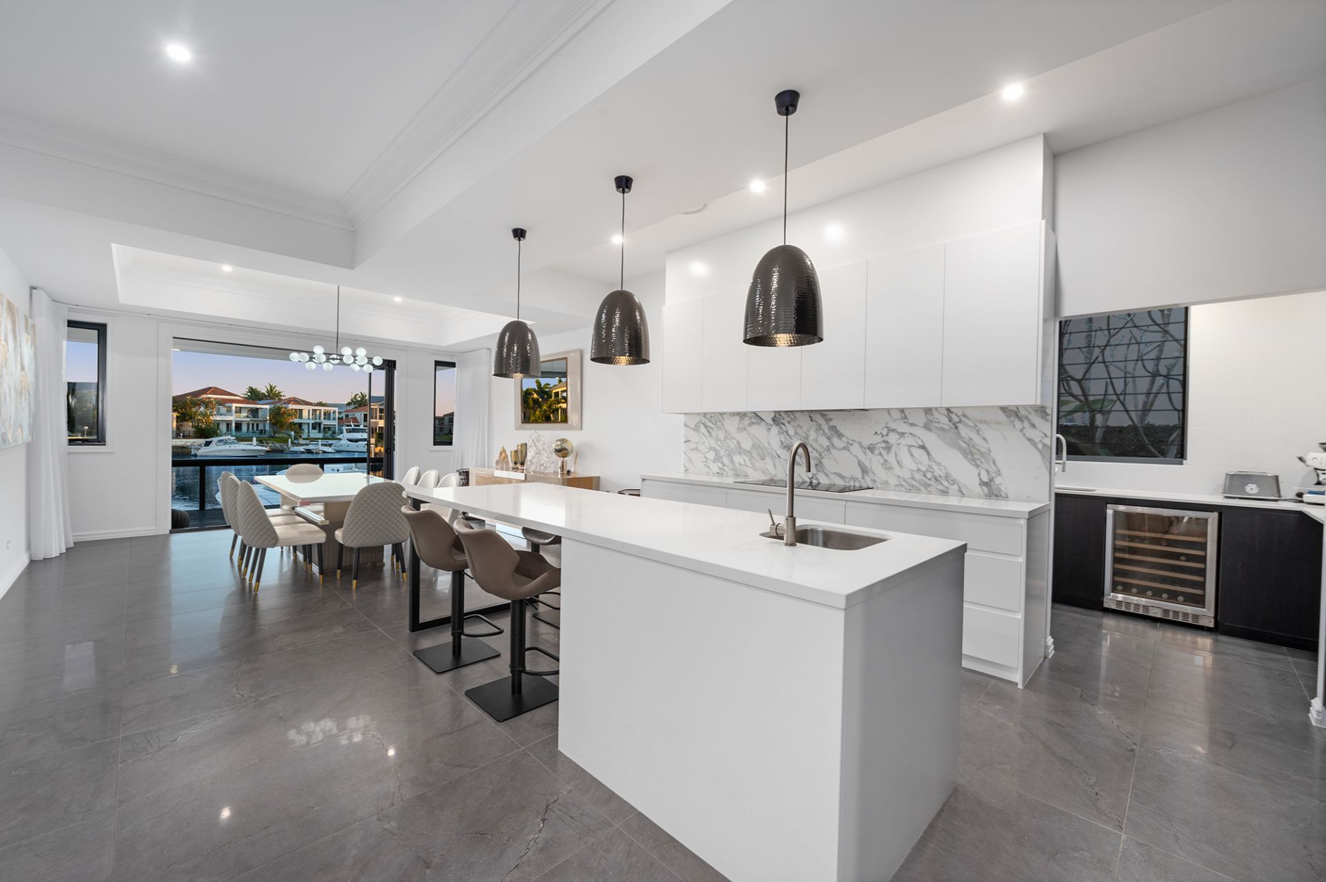 2 Queen Guineveres Place, Sovereign Islands - Thumbnail 4