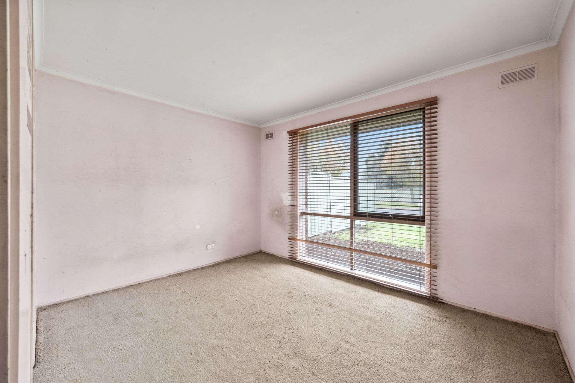 PRIME OPPORTUNITY OPPOSITE CRAIGIEBURN TRAIN STATION - 991m2  (approx) OF ENDLESS POTENTIAL