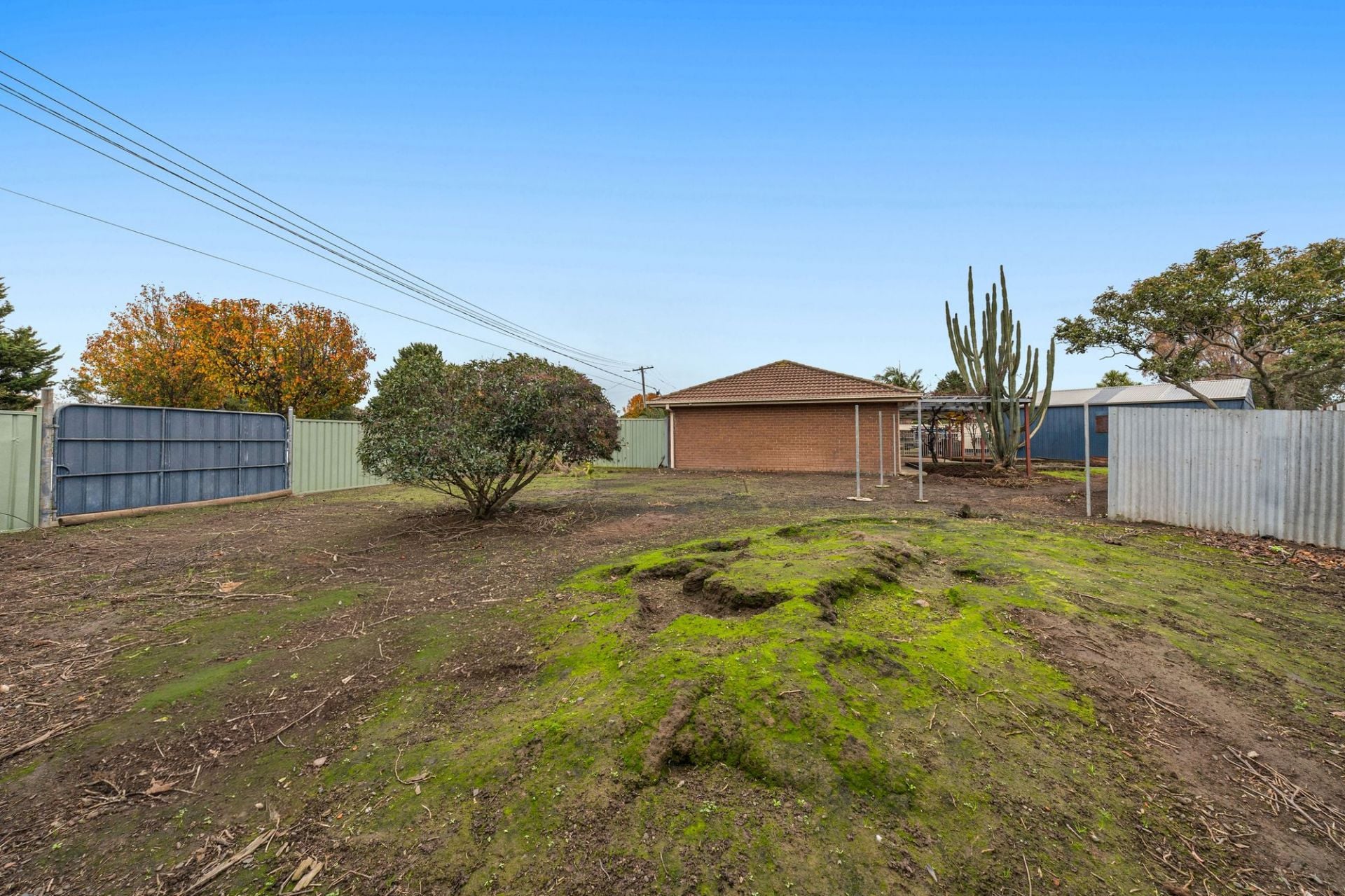 PRIME OPPORTUNITY OPPOSITE CRAIGIEBURN TRAIN STATION - 991m2  (approx) OF ENDLESS POTENTIAL