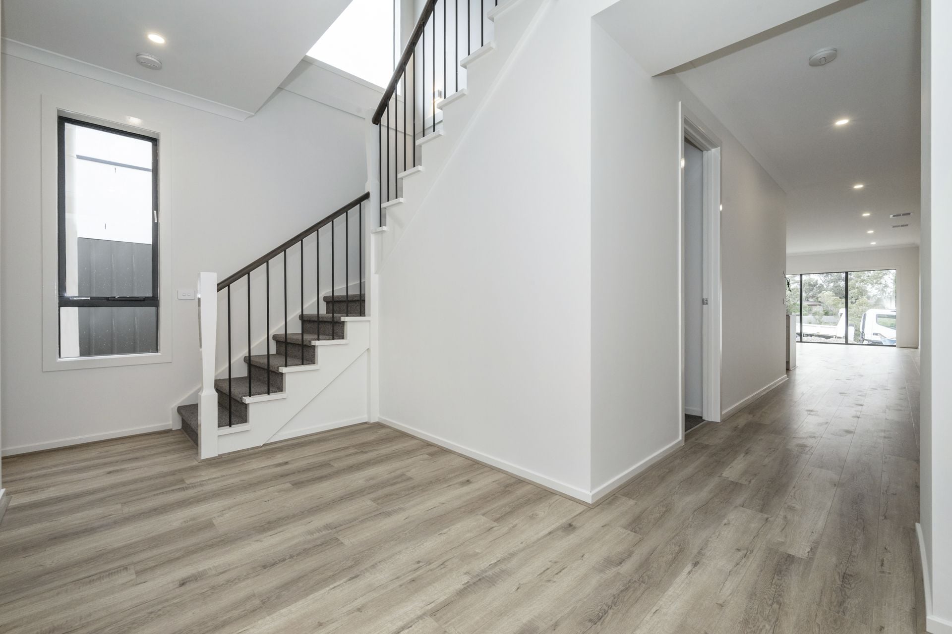 CONTEMPORARY COMFORT MEETS CONVENIENCE