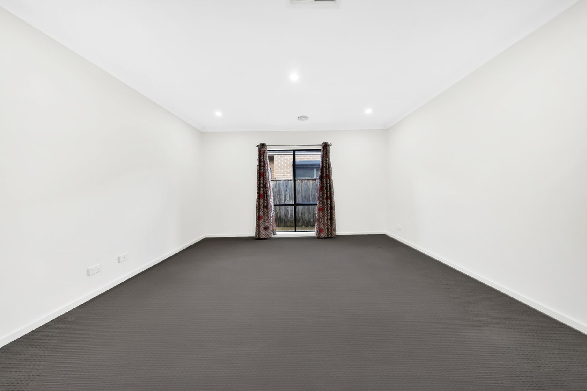 BEAUTIFULLY PRESENTED HOME!