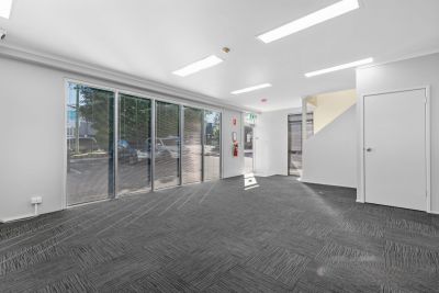 TIDY OFFICE/WAREHOUSE IN EAST BRISBANE WITH 6 CARS!