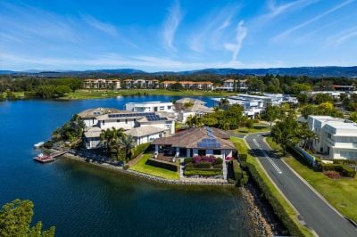 Waterfront Home in Prestigious Hope Island Resort - Golf Course Estate