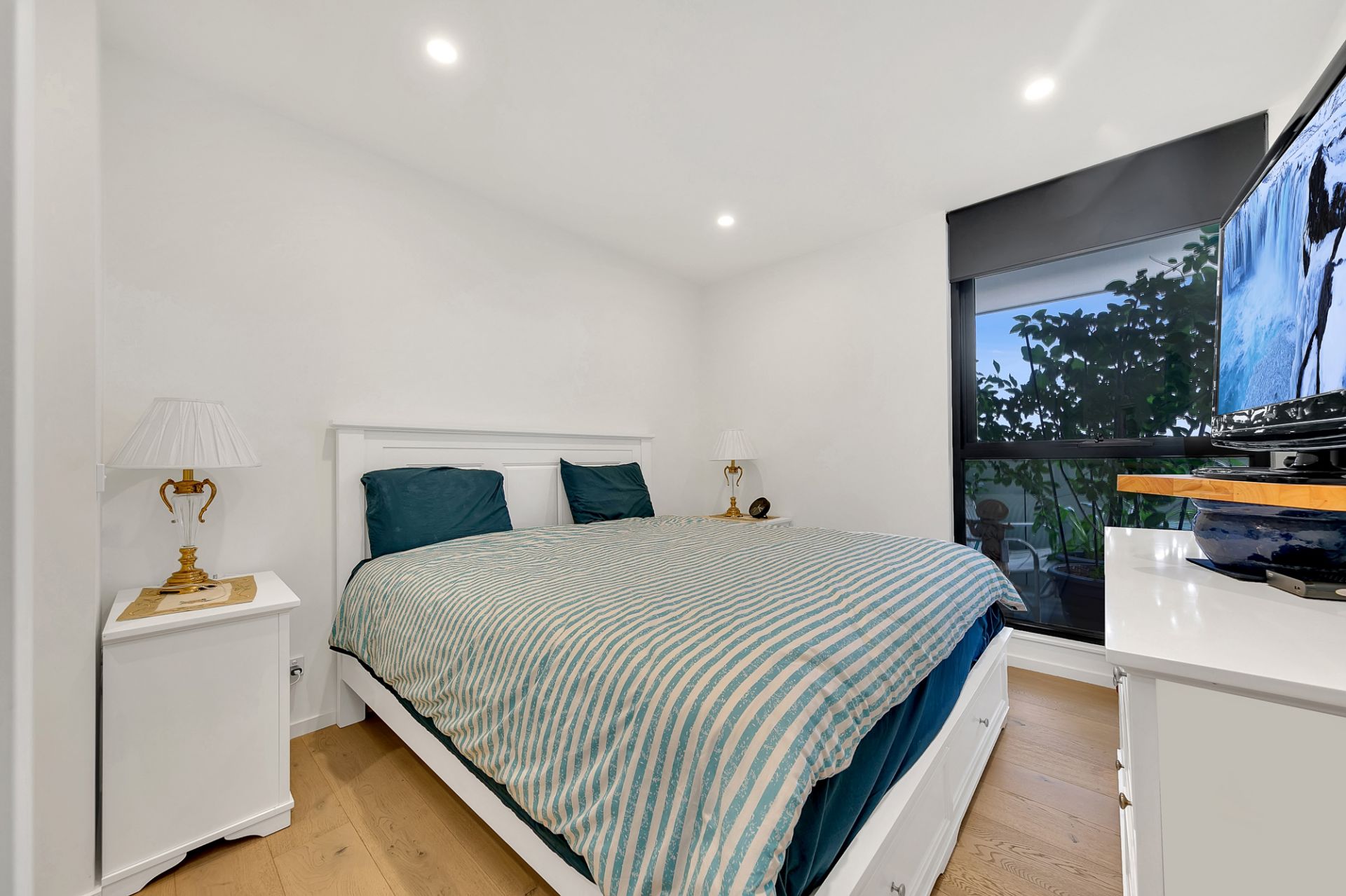 TOP FLOOR WITH CITY VIEWS