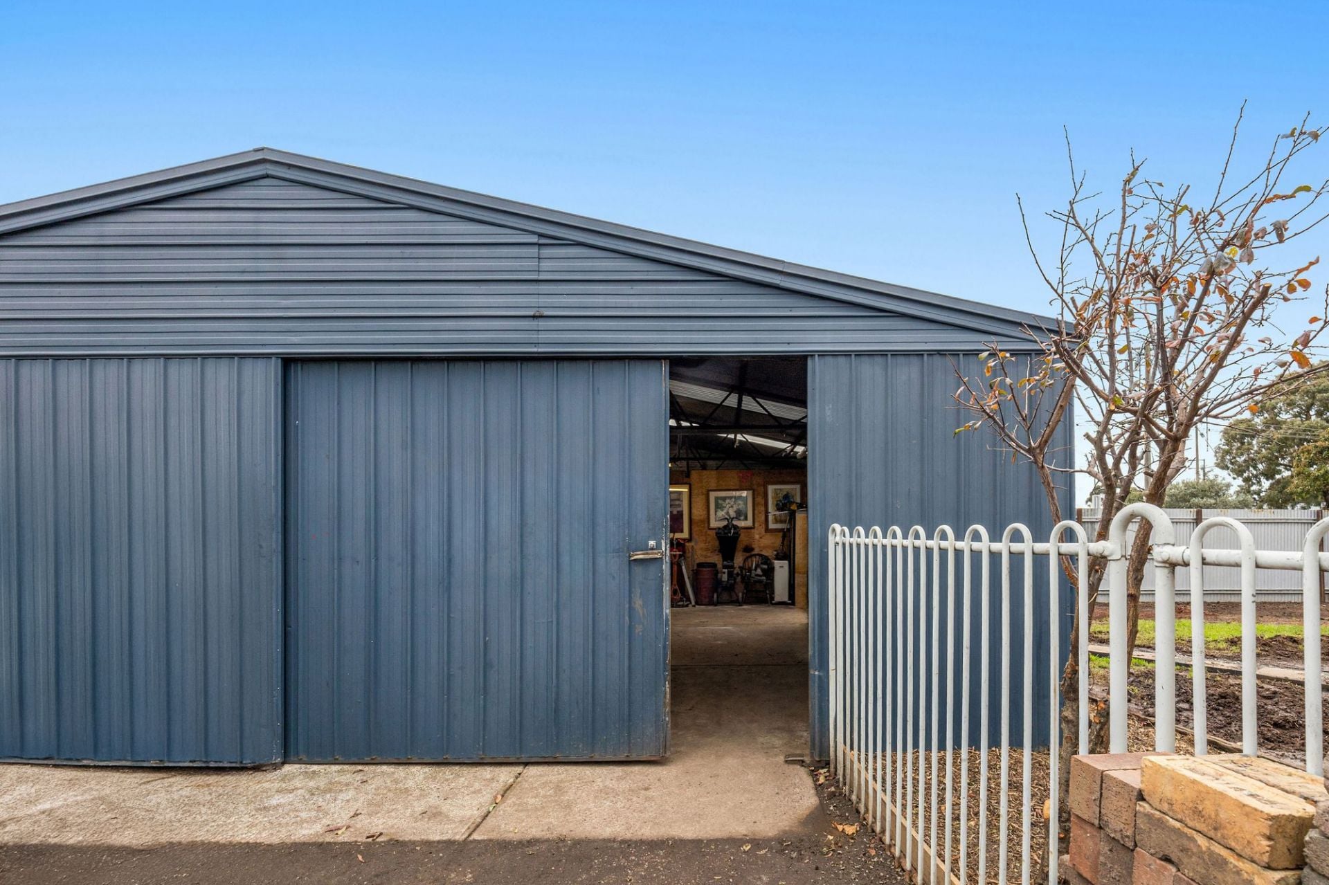 PRIME OPPORTUNITY OPPOSITE CRAIGIEBURN TRAIN STATION - 991m2  (approx) OF ENDLESS POTENTIAL