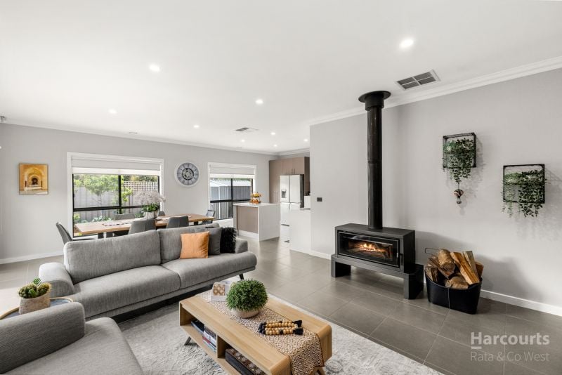 8 Mount Way, Caroline Springs