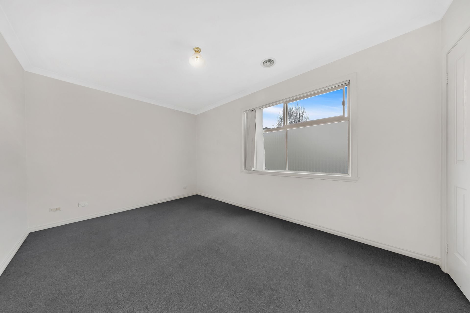 Modern Comfort & Convenience in Prime Reservoir Location