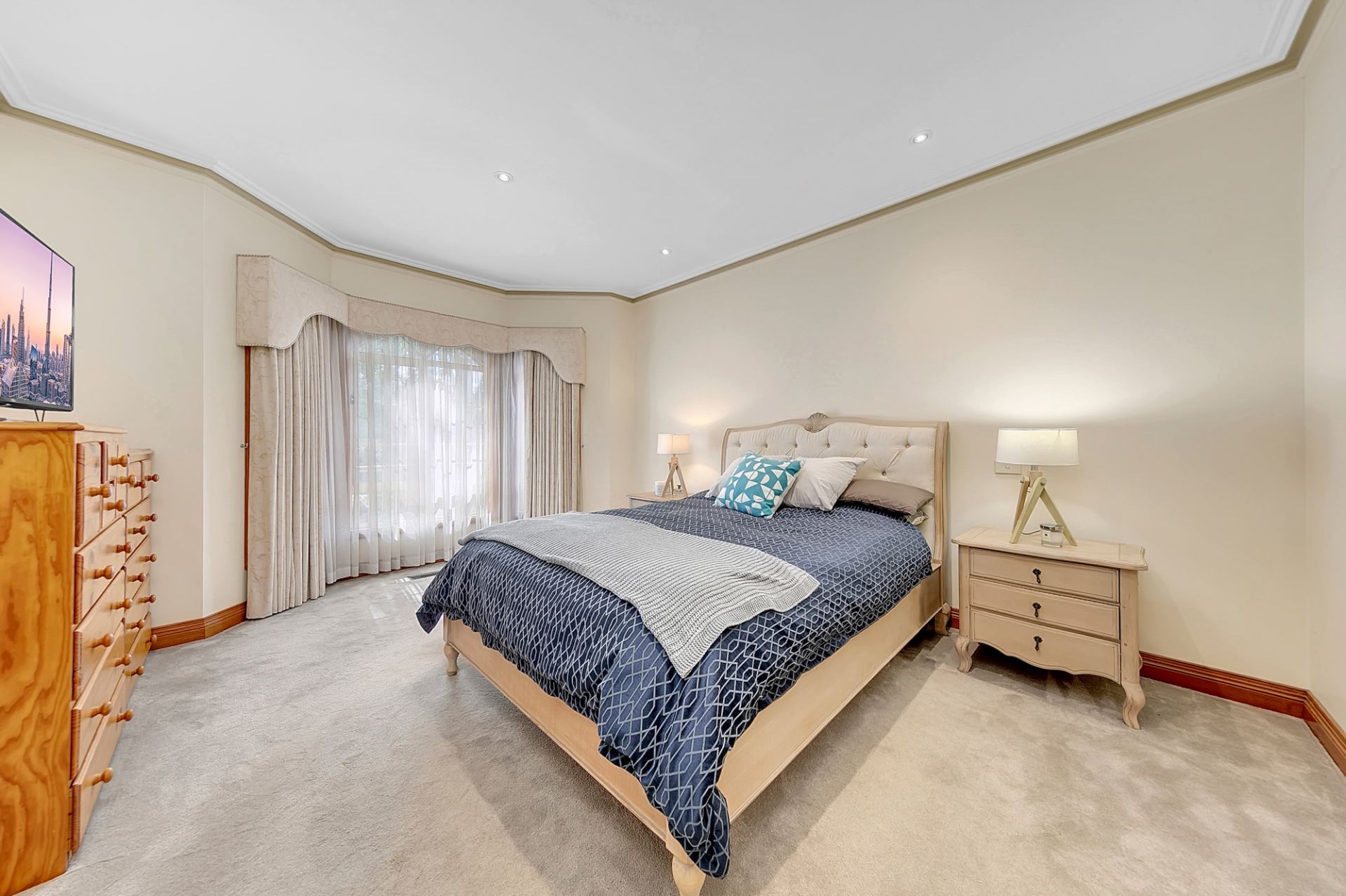 Supreme Family Living - plus downstairs self contained 
