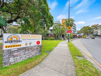 HIGHLY EXPOSED OFFICE/RETAIL/MEDICAL WITH 12 CAR PARKS!