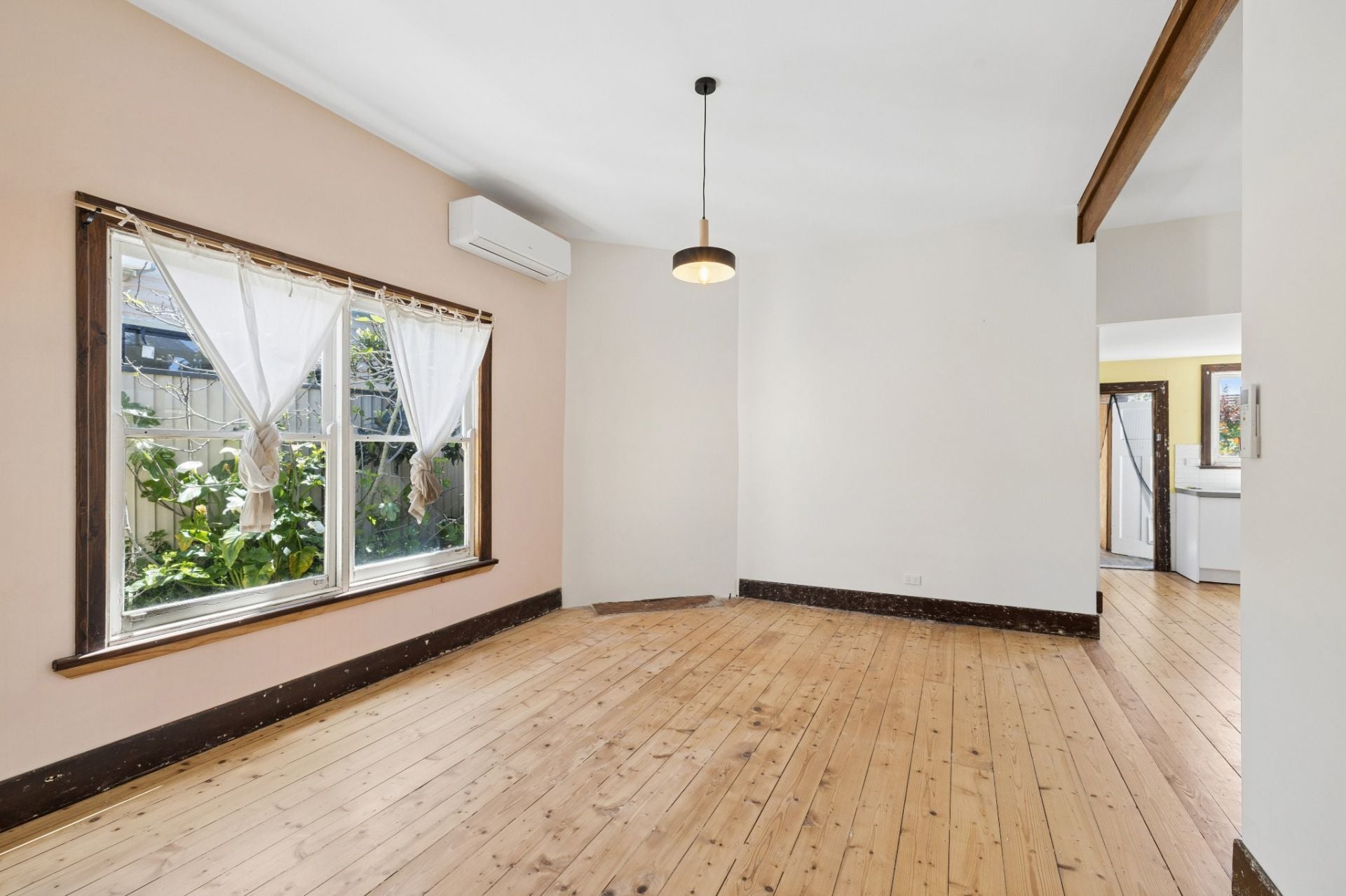 Classic Charm And Garden Space Near Regent Station
