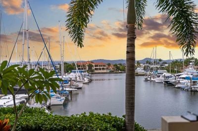 An Intimate Ground-Floor Retreat Framed by the Marina in the Hope Island Resorts