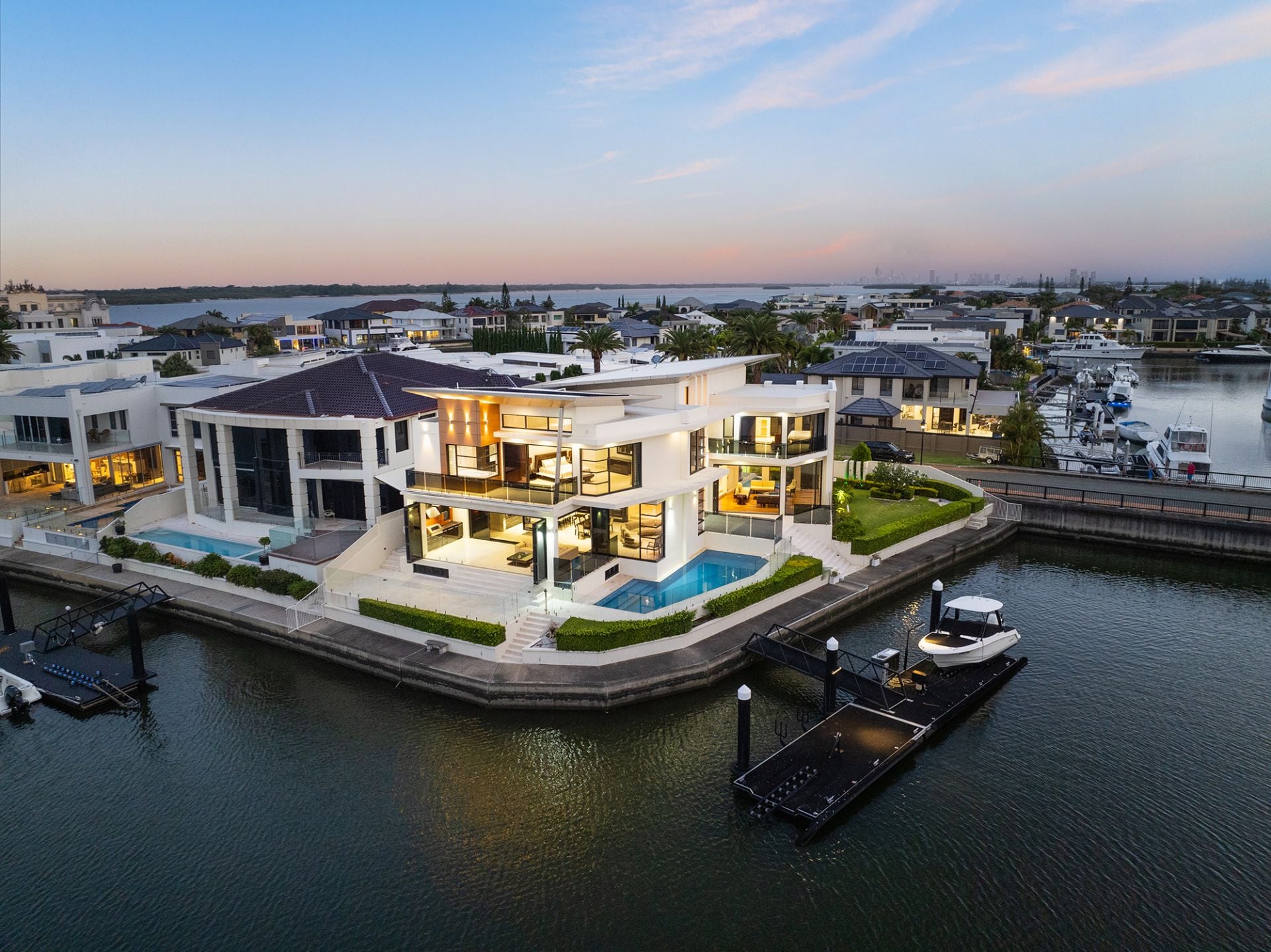 4 King Charles Drive, Sovereign Islands - Thumbnail 3