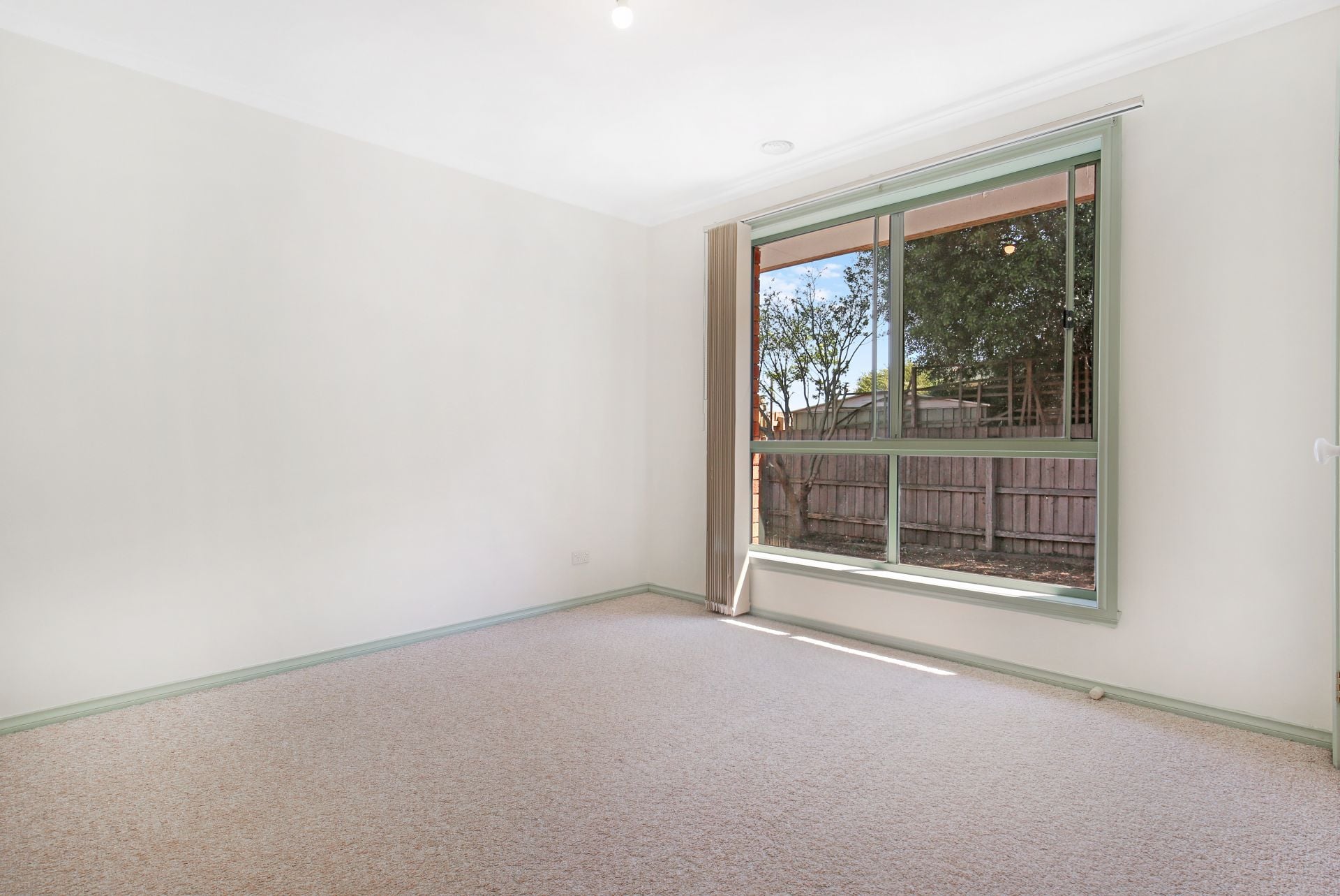 QUIET COURT LOCATION...CONVENIENTLY LOCATED!