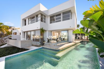 Architecturally Designed, Sophisticated Waterfront Sanctuary