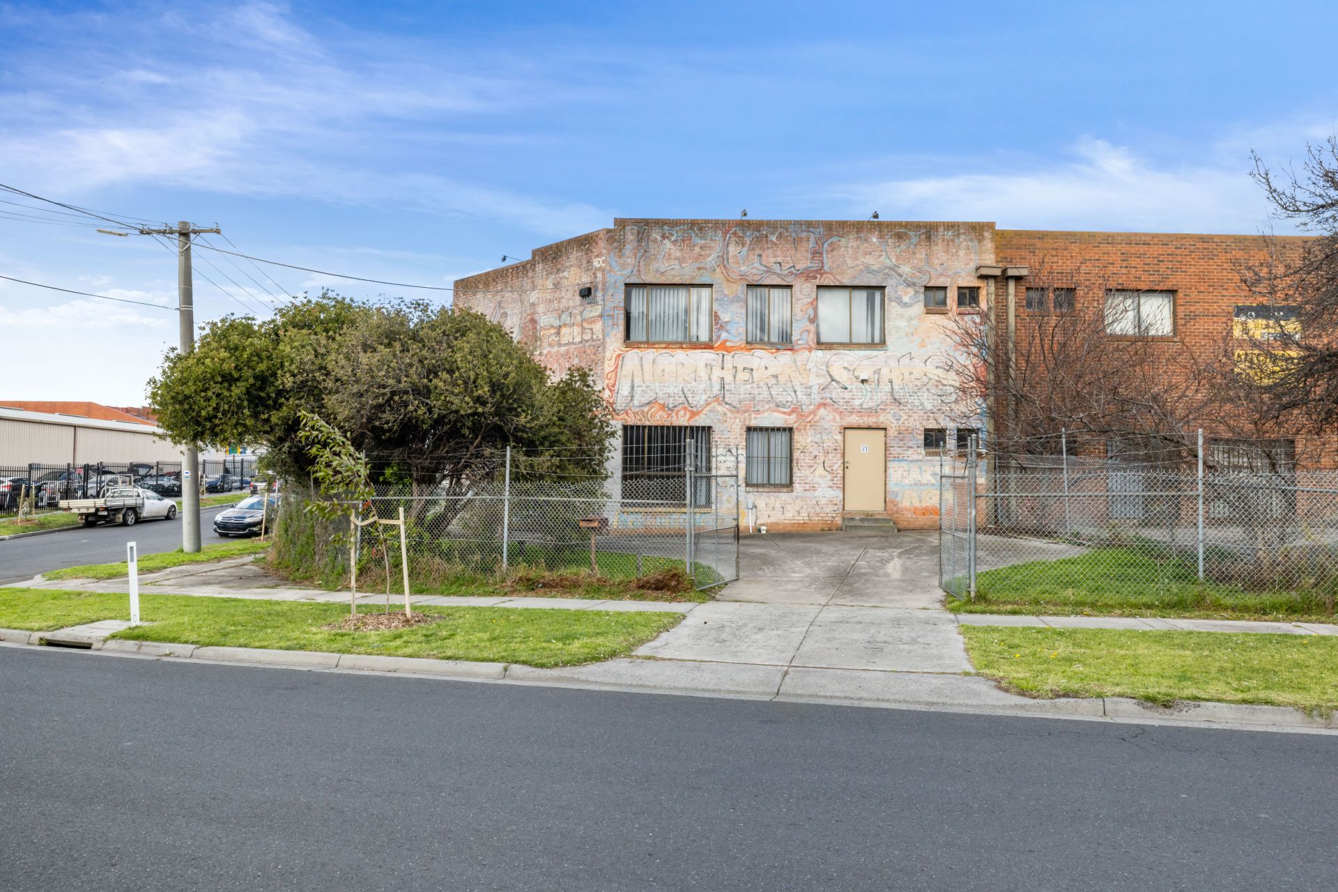 Stand-Alone 556m2 Warehouse Corner Location