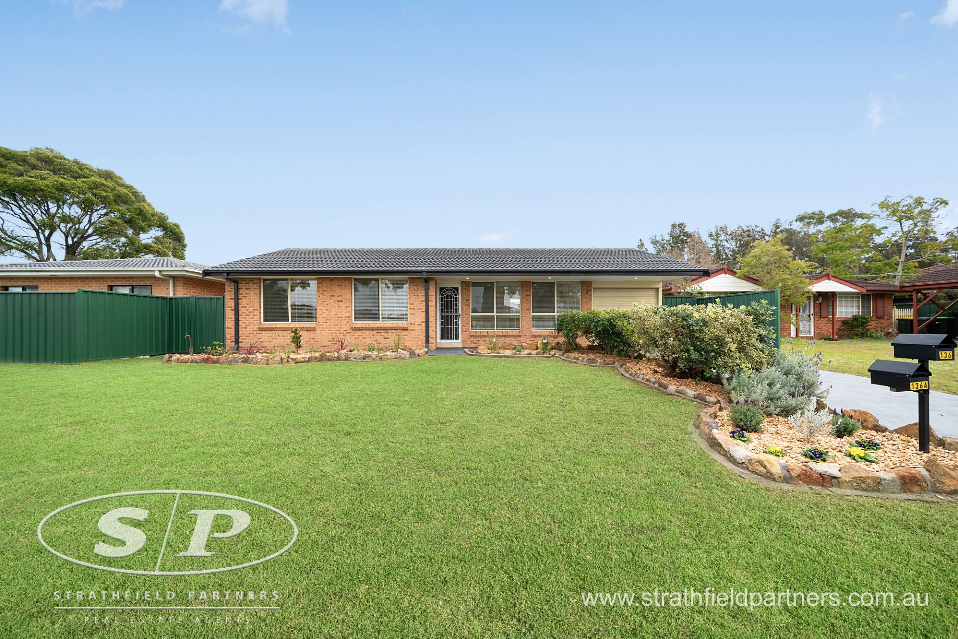 136 & 136A Buckwell Drive, Hassall Grove, Grove - Thumbnail 2