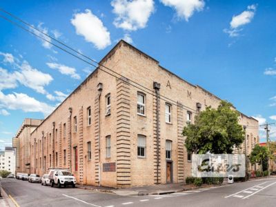 CREATIVE WOOLSTORE OPPORTUNITY!