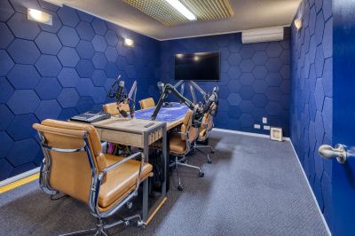 VERSAILE OFFICE / WAREHOUSE IN WOOLLOONGABBA!